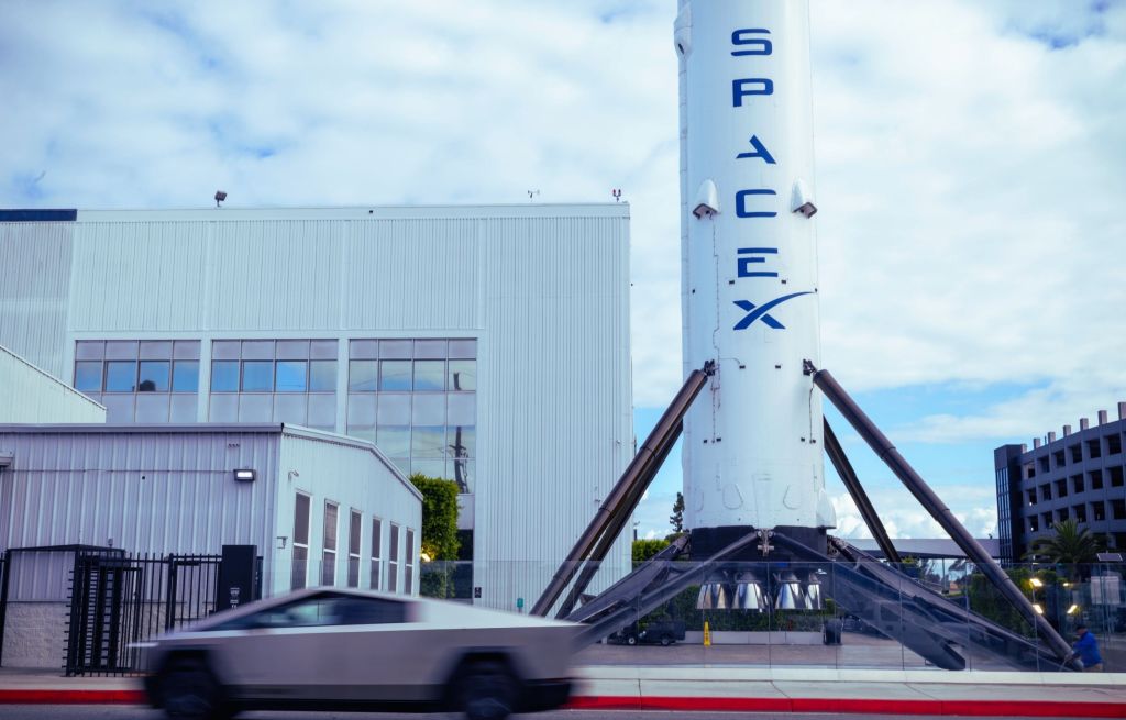 SpaceX-Tesla Merger Rumors Spark Investor Debate on Combined Growth Potential