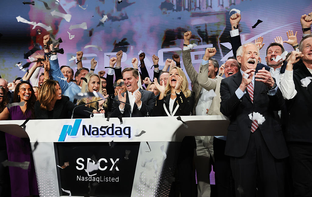 Chinese Investors Sneak into SpaceX Before IPO