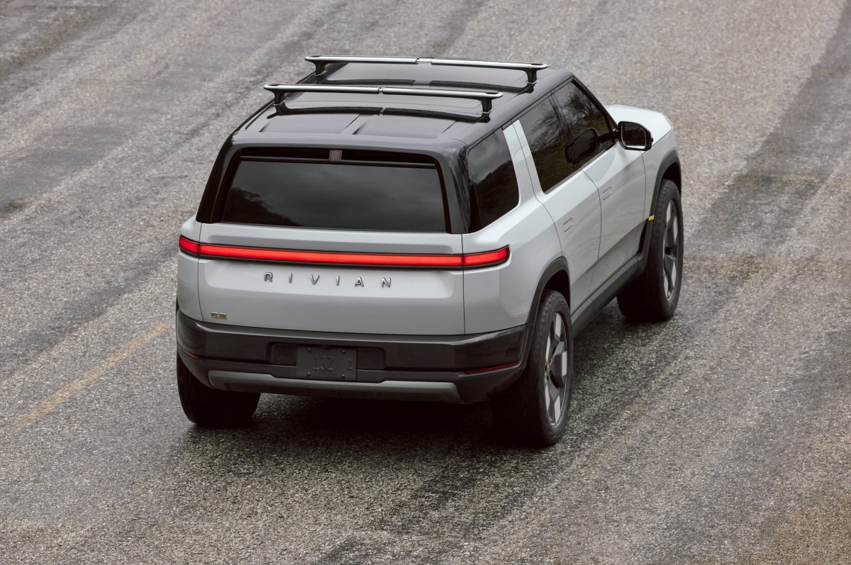 Rivian сокращает штат, запускает поставки R2